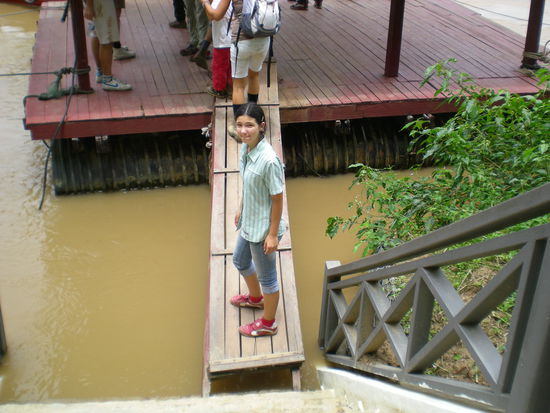 Das war ein breiter Steg zum Jetty über den Fluss. Die Stege zu den Flooting Restaurants waren nicht so komfortabel.