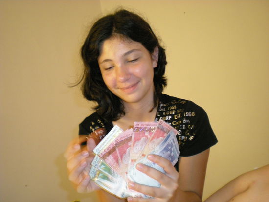 Derya fand das malaysische Geld toll... fühlt sich an wie Spielgeld!