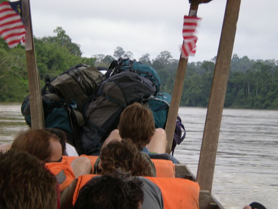 Das Gepäck ist vorne auf dem Boot gestapelt. Ich hatte echt Angst, dass es ins Wasser fällt.
