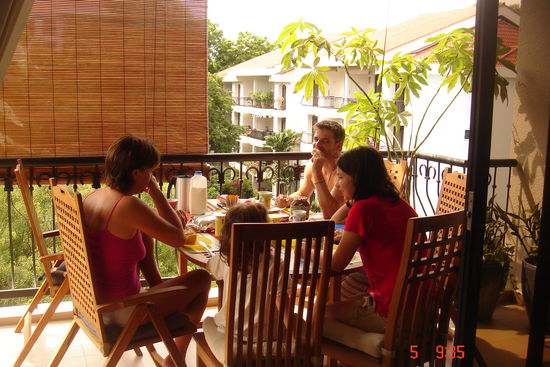Frühstück auf dem Balkon.