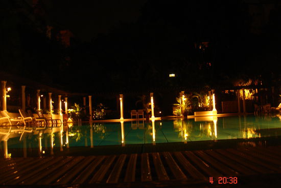 Das ist der Pool bei Nacht. Sieht coll aus, oder?