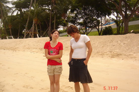 Derya und Kathrin am Strand auf Sentosa