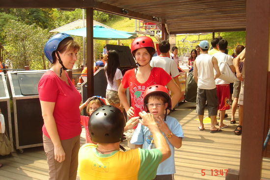 Was viel besser war, war die Fahrt mit den Gocarts (auch Sentosa). Erst fährt man mit der Seilbahn in atemberaubender Höhe nach oben. Aber dann macht es richtig Spaß, mit den Carts runterzurutschen. Zum Glück hat man die Geschwindigkeit unter Kontrolle, also auch für die Kids ok. Adrian, 7 Jahre, hatte gar nicht die Kraft, den Bügel (mit dem man das Tempo steuert) so weit runter zu drücken, dass es hätte gefährlich werden können. Leider etwas teuer - aber Geld spielt bei SOO einem Urlaub ja eh keine Rollex 