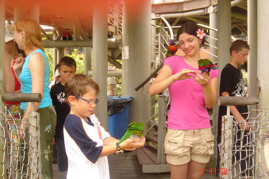 Adrian und Derya beim Vögel füttern.