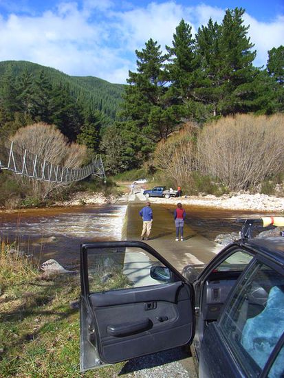 Da rueber?
Nur der Ford trennt uns noch von der Zivilisation.