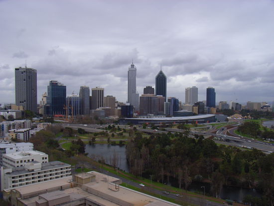 Ausblick auf Perth 
(hinten rechts steht der Zirkus)