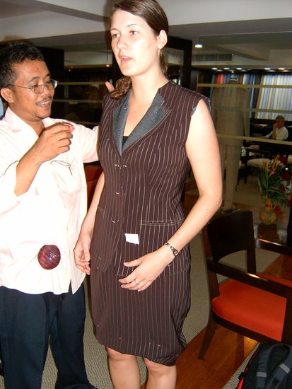 Sarah bei der Anprobe ihres fast fertigen, massgeschneiderten Anzugs