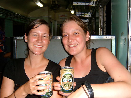 Auf dem Minisitz im Zug