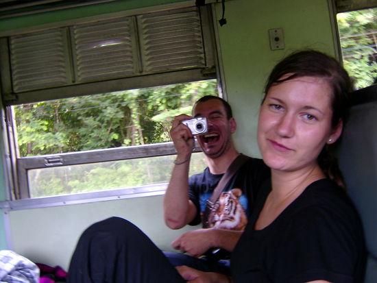 Sarah und Francesco im Zug am naechsten Morgen