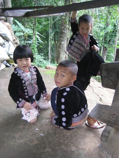 Kinder im Mao- Dorf in ihrer traditionellen Stammeskleidung