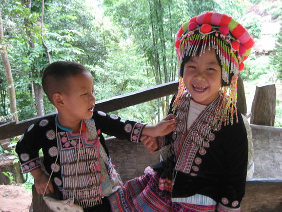 Kinder im Mao- Dorf in ihrer traditionellen Stammeskleidung