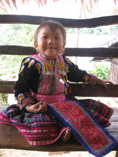 Kind im Mao- Dorf in der traditionellen Stammeskleidung