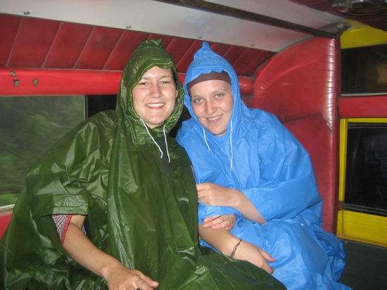 Sarah und Anne im National Park mit ihren sexy Regencapes