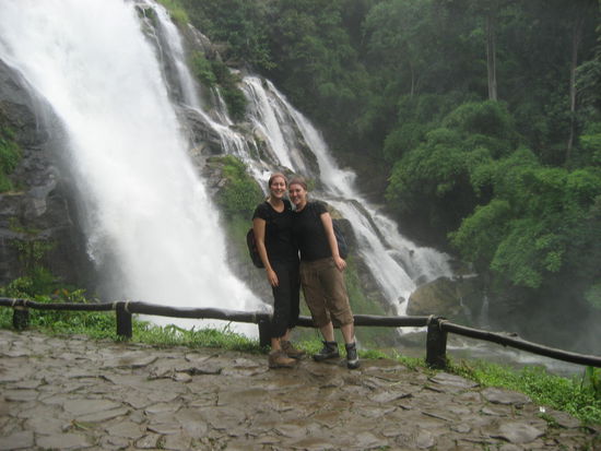 Vor einem Wasserfall im NP