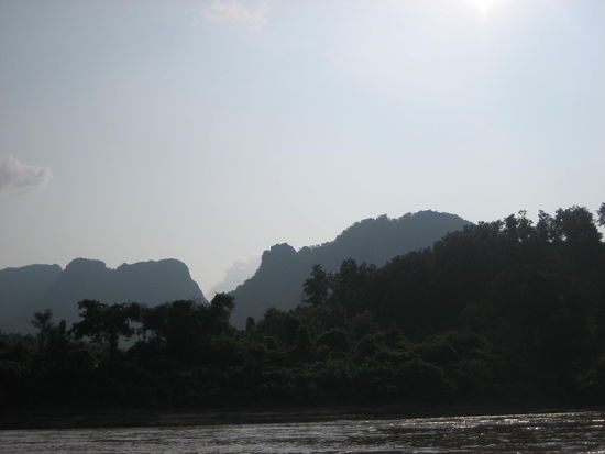 Blick auf das Ufer des Mekong vom Speedboot aus