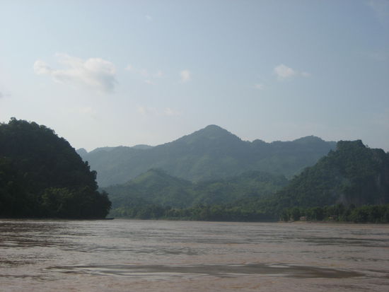 Blick auf das Ufer des Mekong vom Speedboot aus
