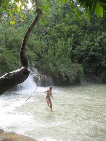 Sarah auf den Weg in die Fluten des Wasserfalls!