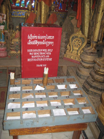 "Schuettelhoroskop" - Kennen den Namen  nicht...Man kniet sich davor, denkt an etwas, schuettelt dabei die Box mit den Staebchen. Das Staebchen, das als erstes aus der Box faellt bestimmt die Nummer des Zettels mit dem Horoskop.