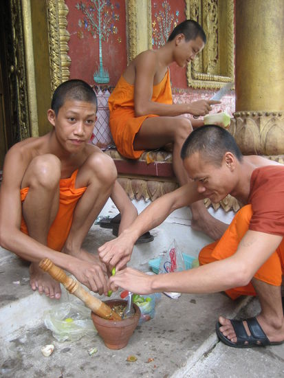 Moenche beim Zubereiten des Essens