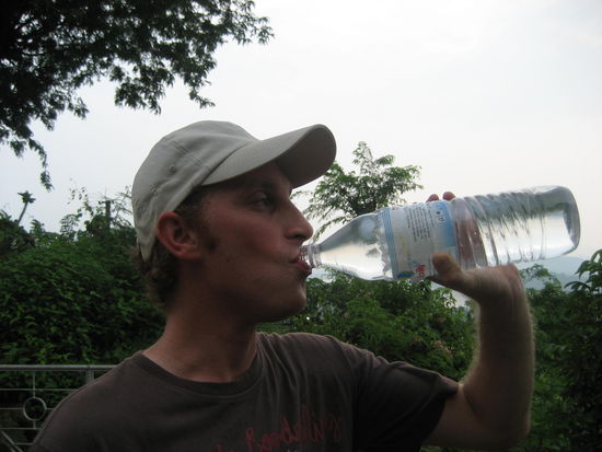Marc beim trinken (natuerlich unser Wasser - er hatte immer zu wenig mit... 