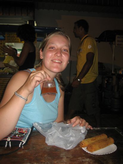 Anne beim "Fluehlingslollen" essen