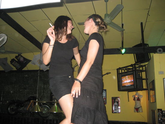 ..darueber kann man auch nur lachen (Anne und Sarah tanzen auf der Theke)