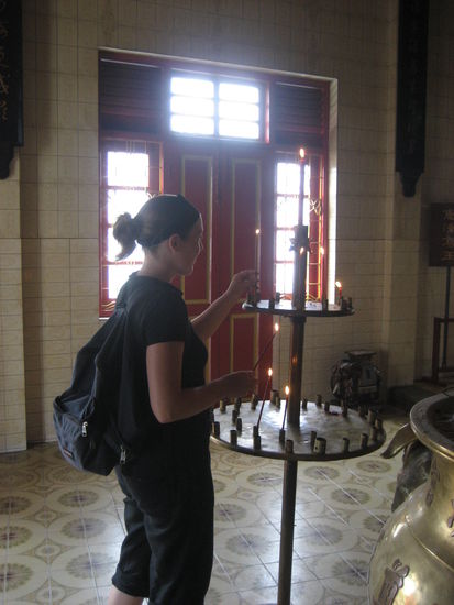 Anne im naechsten chinesischen Tempel beim Anzuenden der Kerzen