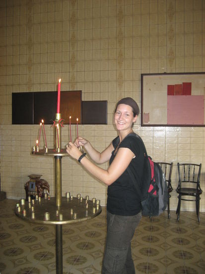 Sarah im naechsten chinesischen Tempel beim Anzuenden der Kerzen