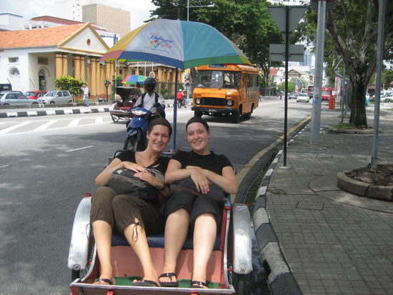 In der Rikscha...war das eng...