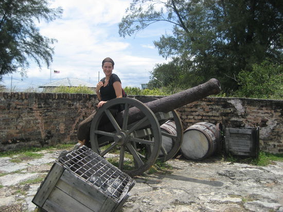 Sarah auf einer Kanone im Fort