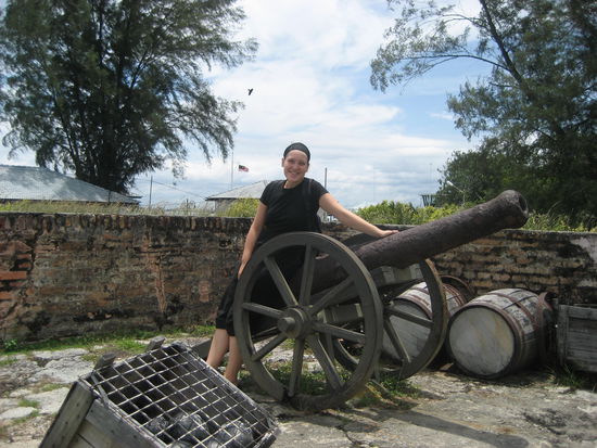 Anne auf einer Kanone im Fort