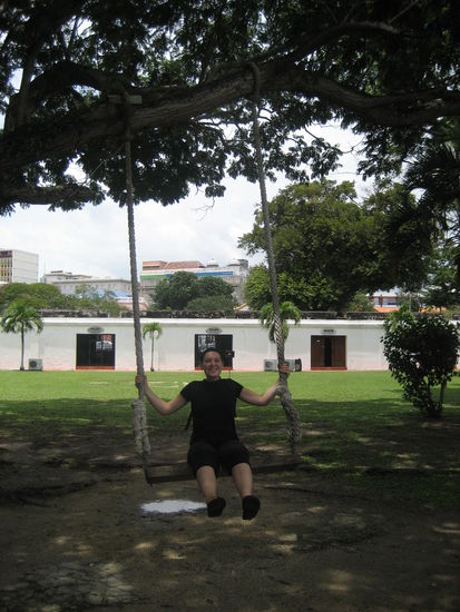 Anne hat Spass beim Schaukeln (im Fort)