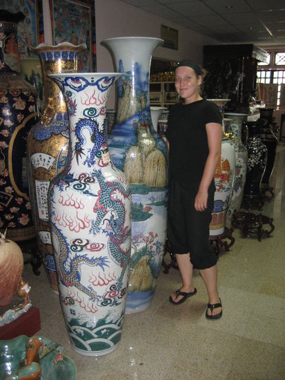 Anne vor einer riesen Vase im chinesischen NanuNana 