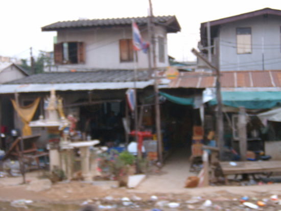 Huettenviertel naehe Bangkok - aus dem Zug fotographiert