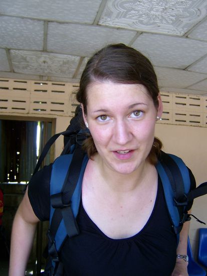Der erste Schritt auf kambodschanischem Boden fuer Sarah (wie man sieht: ziemlich fertig)