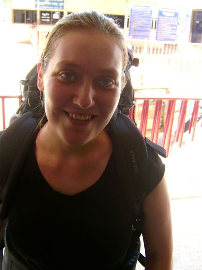 Der erste Schritt auf kambodschanischem Boden fuer Anne (noch frisch und gutaussehend) 