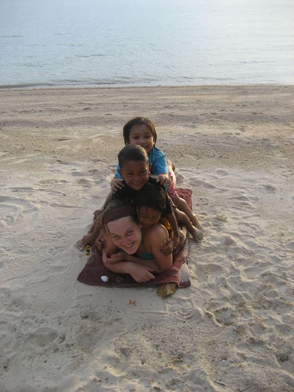 Anne mit den Kindern am Strand