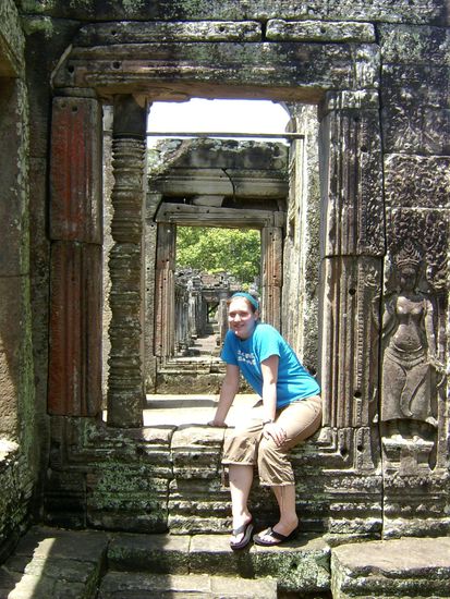 Anne neben einer Tempeltaenzerin im Suedring von Angkor Thom