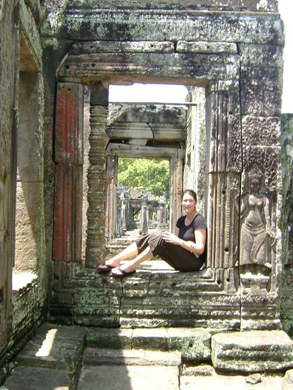 Sarah neben einer Tempeltaenzerin im Suedring von Angkor Thom