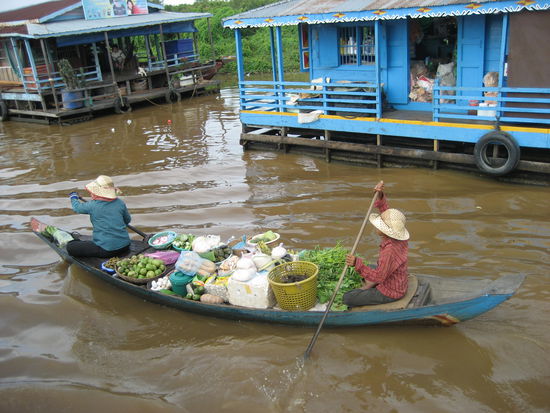 Verkauferinnen bei den schwimmenden Doerfern auf dem Tonle Sap