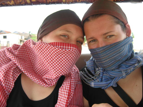 Anne und Sarah im Tuk-Tuk in Phnom Penh