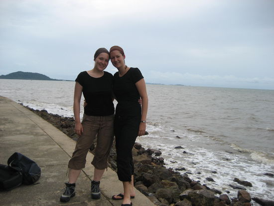 Sarah und Anne an der Kueste von Kep
