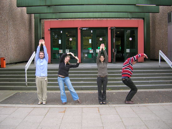 "IRIS" vorm Geomatikum, dargestellt von Morten, Christine, Andreia und Pablo.