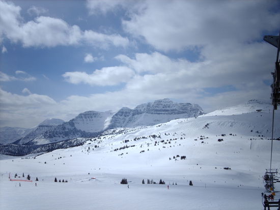 Blick auf Berge und Abfahrten.