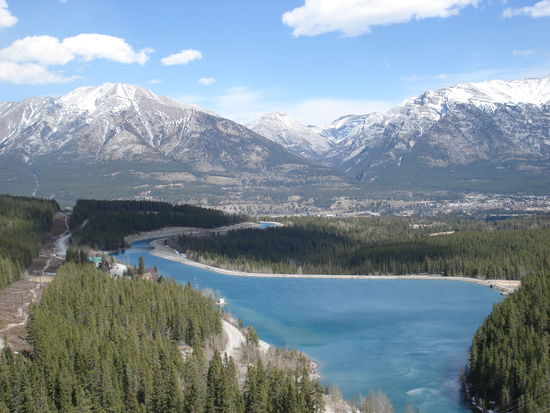 Blick auf Canmore (hinterm See).