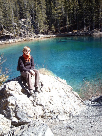 Erschoepfte Rast am See.