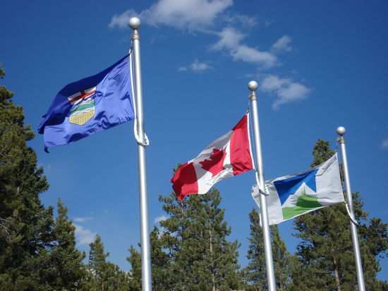 Flaggen am Nordic Center (Alberta - Provinz in der ich grad bin, Kanada und Kananaskis Country - so heist die Gegend hier; von links)