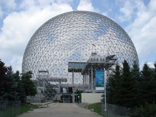 Expo Gebaeude (heute ein Umweltmuseun) von draussen...