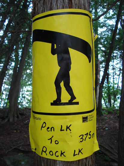 Sollte als olympische Disziplin eingefuehrt werden: 375 Meter Kanutragen.