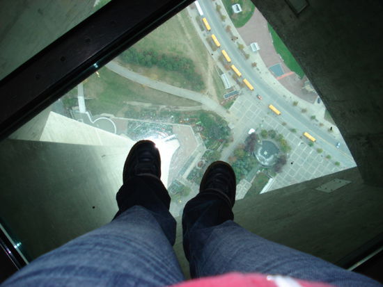 Blick durch den Glasboden des CN Towers, das gelbe sind Schulbusse.